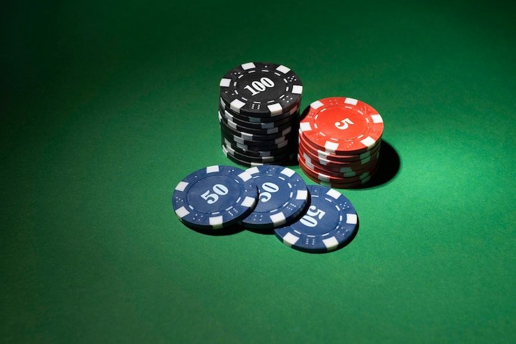 Membaca ketentuan bonus melalui ponsel
